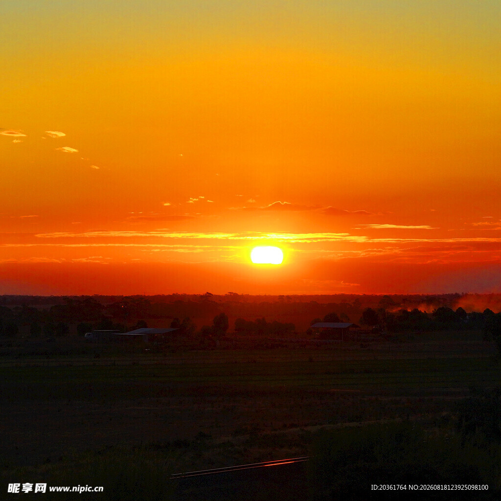 壮丽夕阳下的开阔景观