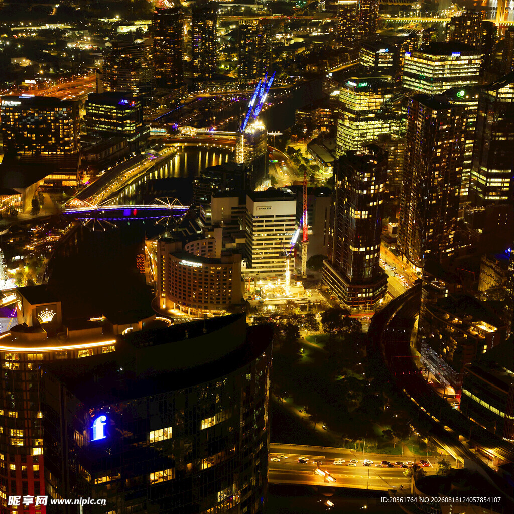 城市璀璨夜景俯瞰图