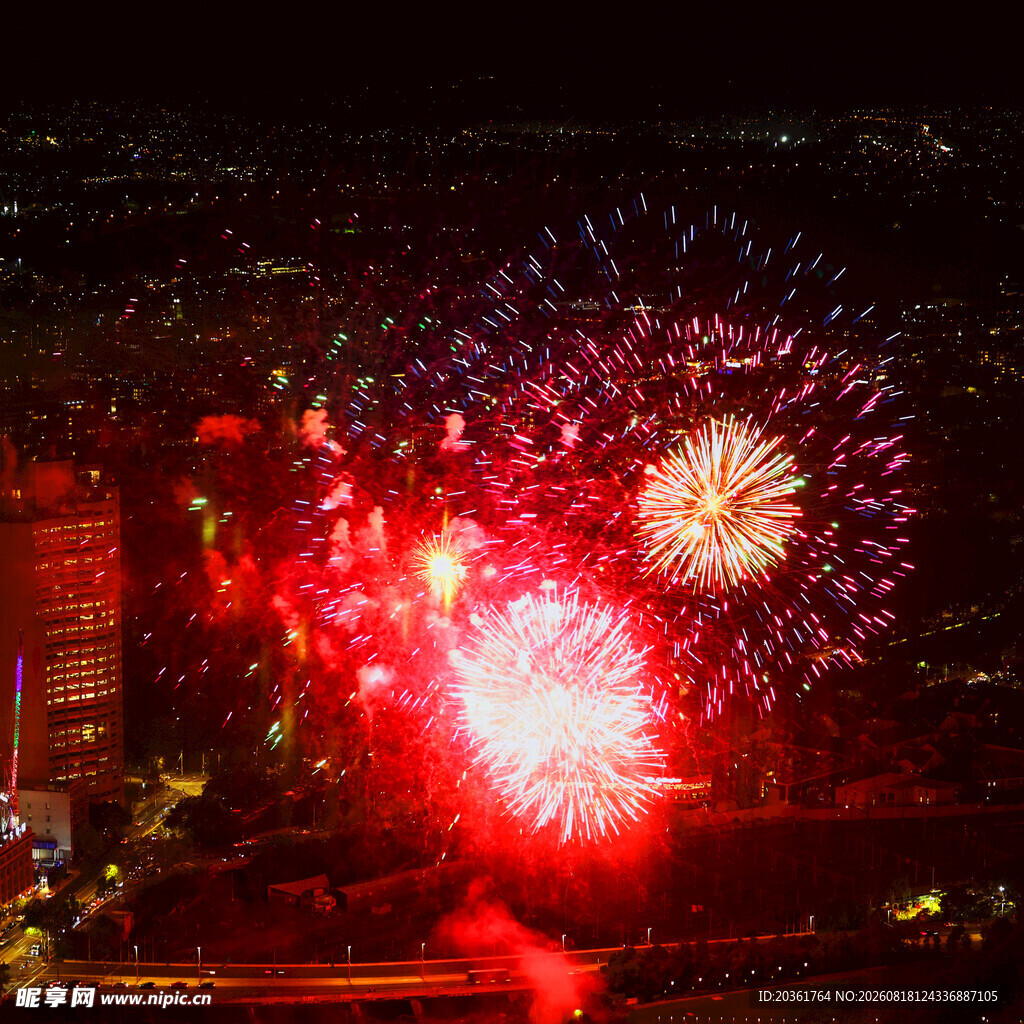 城市夜空绚烂烟花绽放