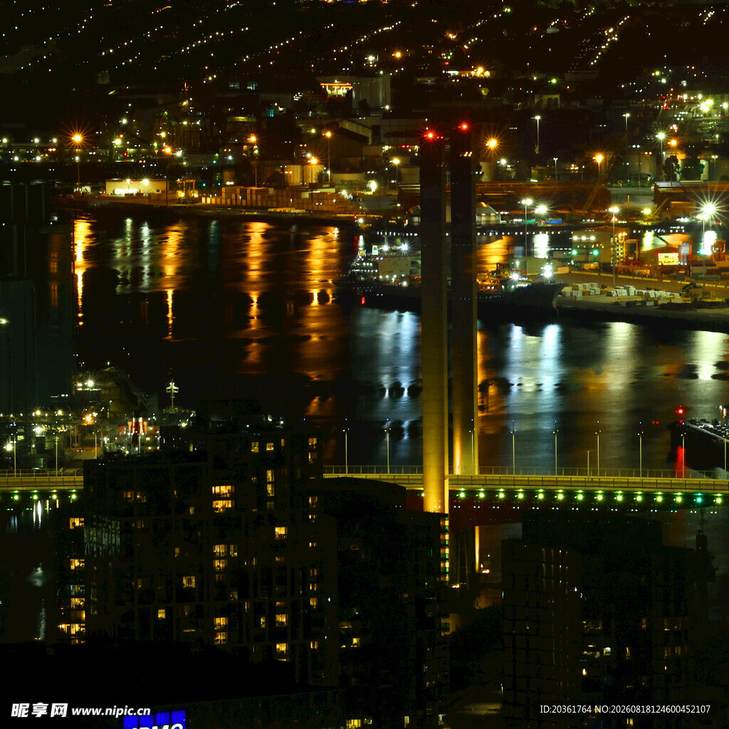 城市璀璨夜景灯光倒影