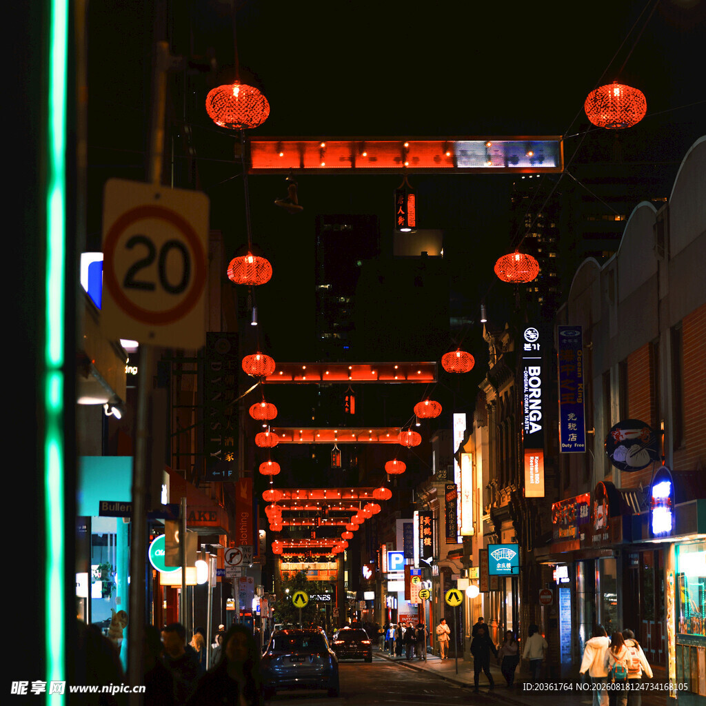 夜晚街头的喜庆红灯笼