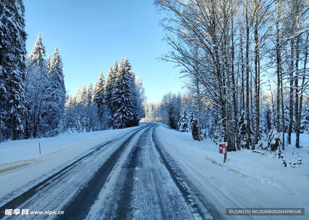 冬日雪覆公路美景