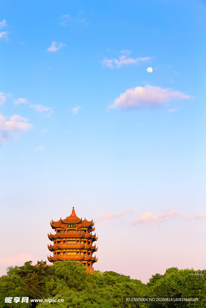 蓝天绿树间的古朴楼阁