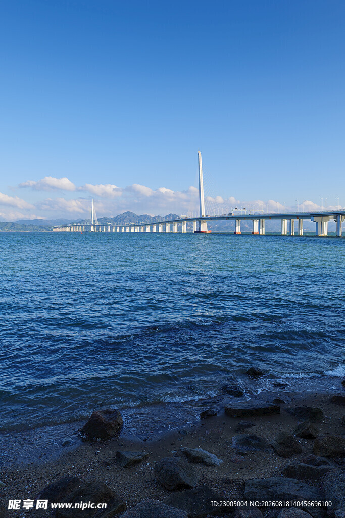 海边远眺跨海大桥美景