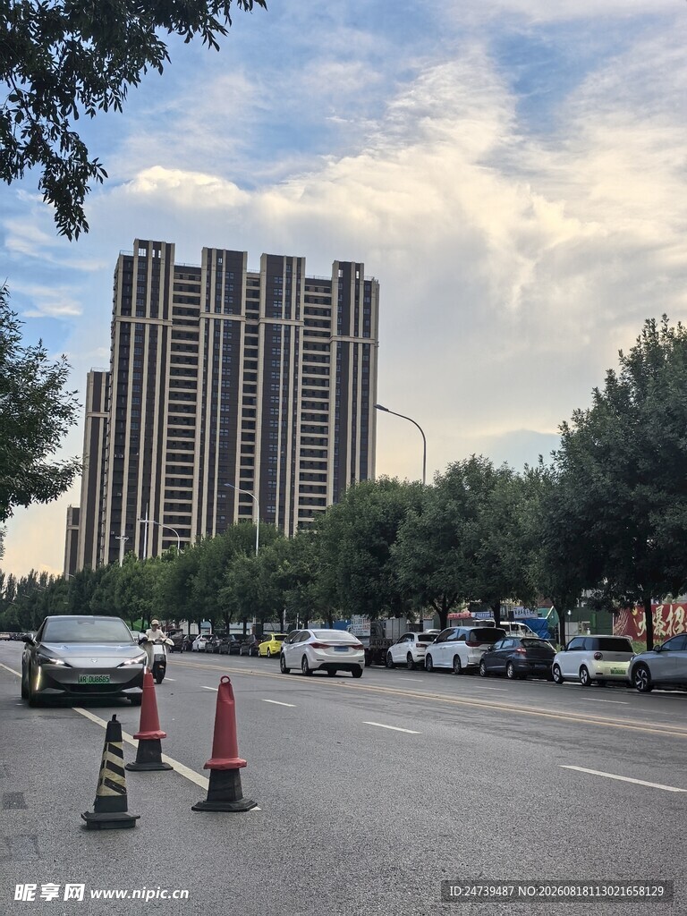 傍晚城市街道旁的高楼景象