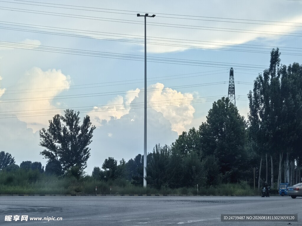 空旷停车场与远处树木天空