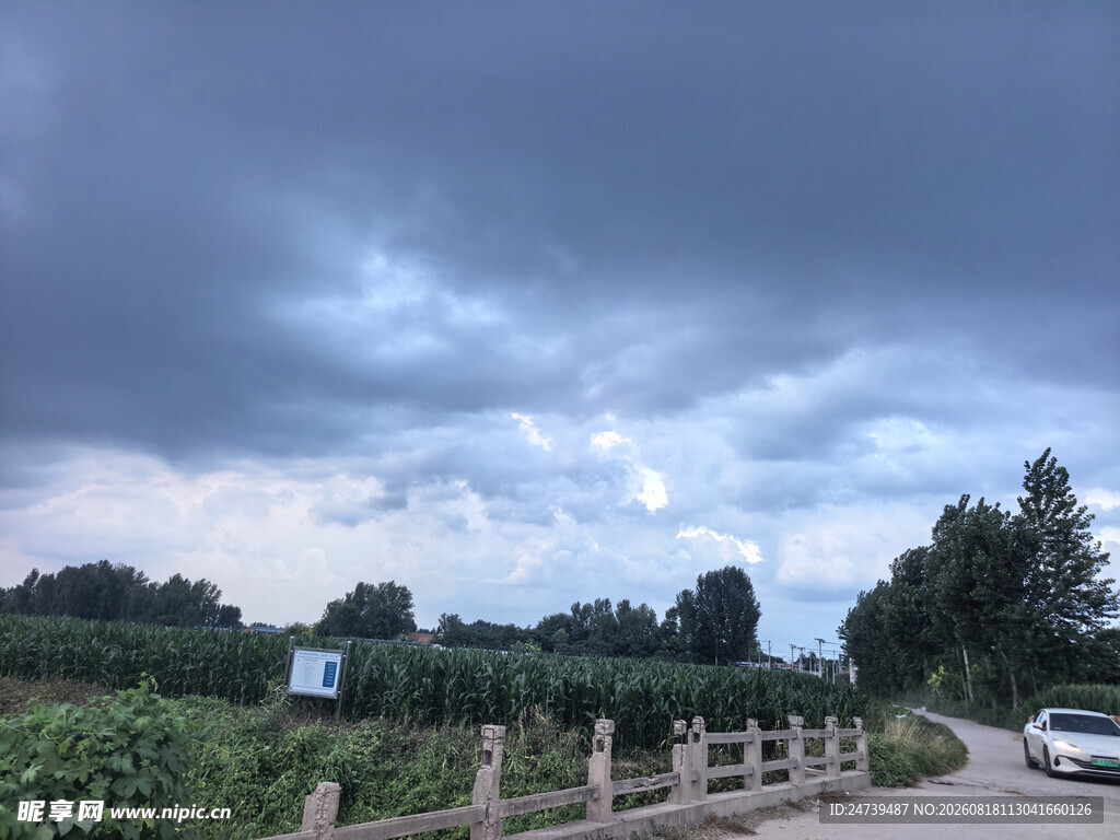 乡村田野边的阴沉天空
