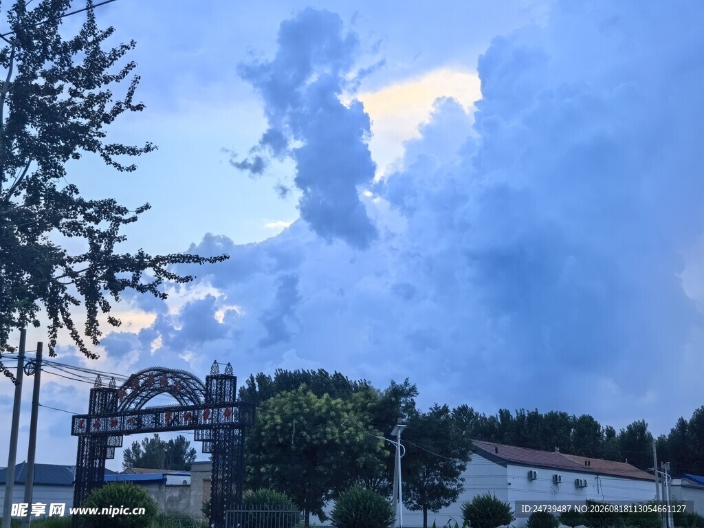 乡村田野边的阴沉天空