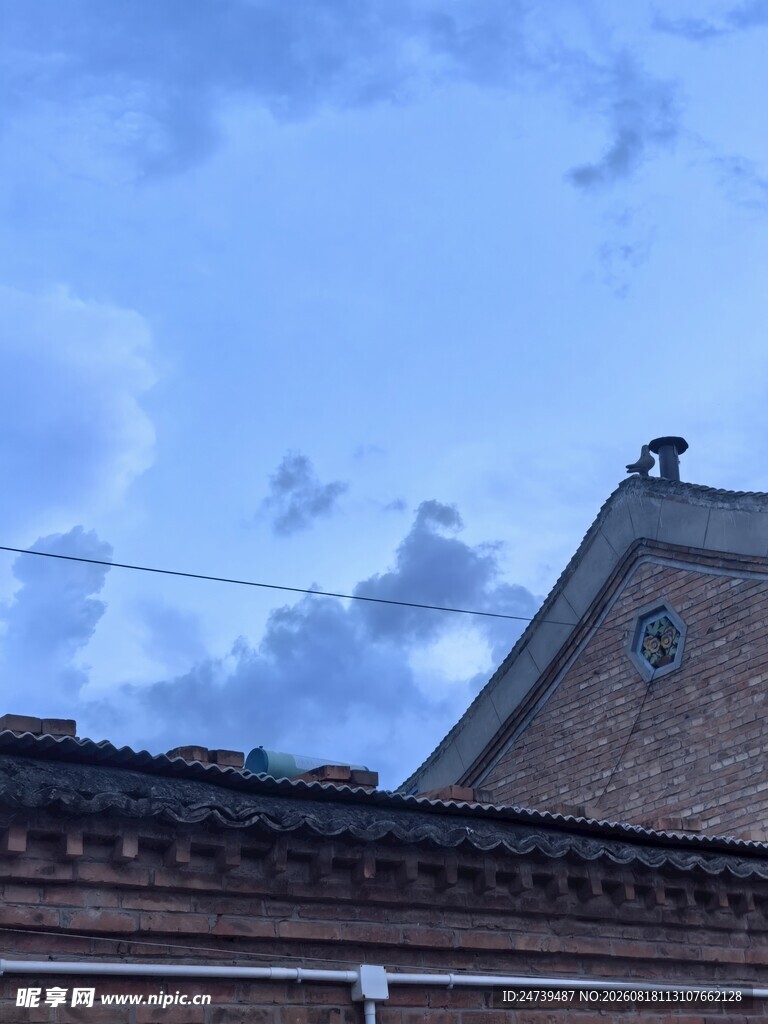 屋顶之上的蓝天景致