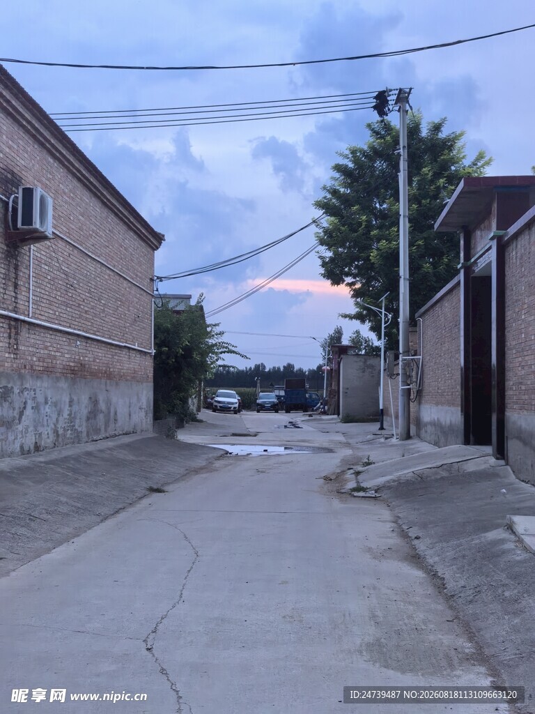 黄昏时的宁静小巷