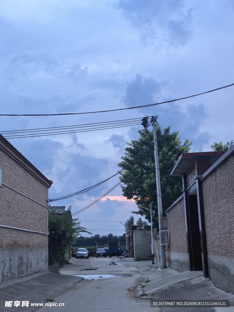 乡村小巷黄昏景致