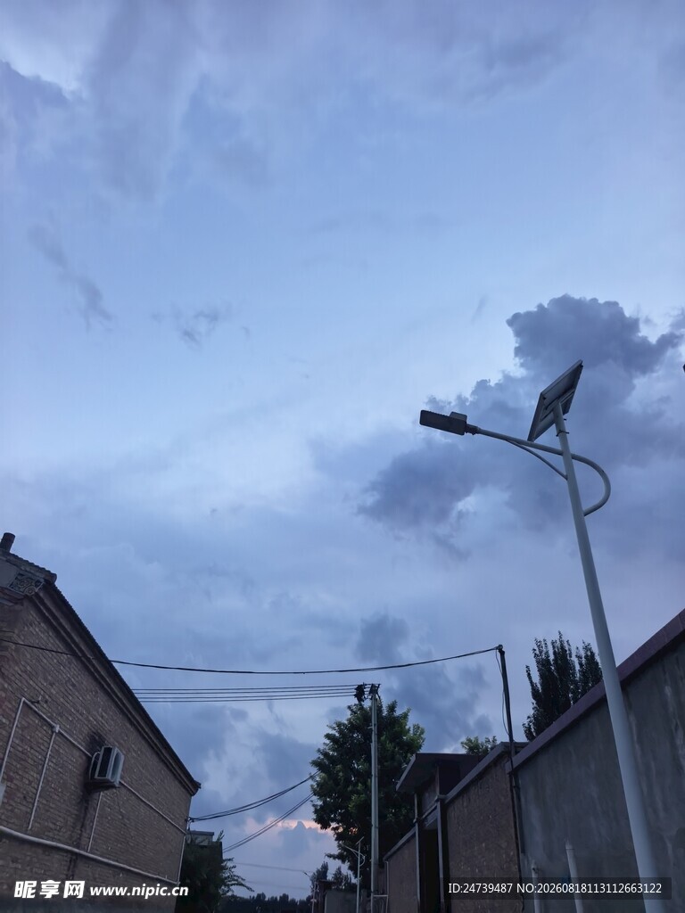 乡村傍晚路灯与天空景色