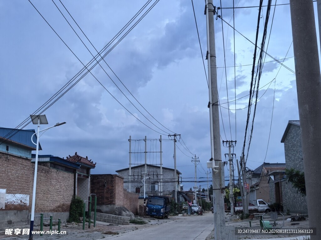 乡村电线纵横的宁静街道