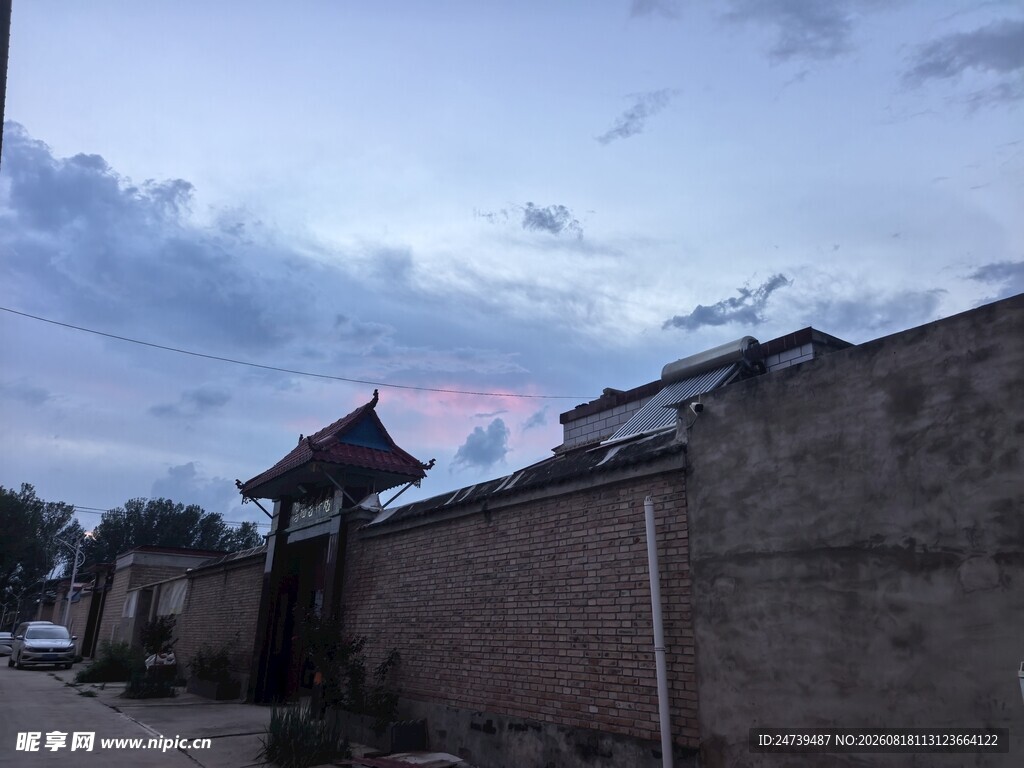 乡村暮色中的古朴建筑