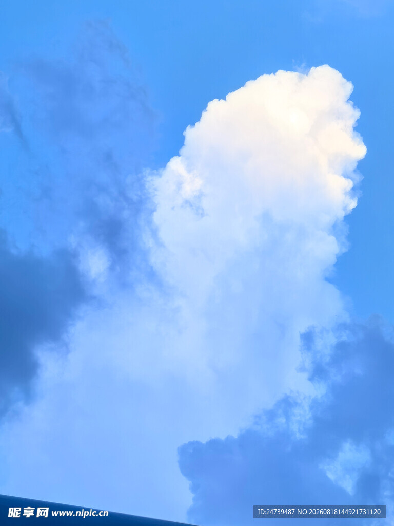 蓝天中的蓬松白云