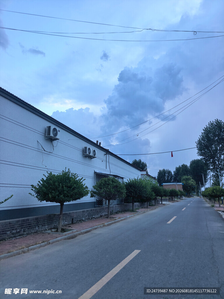 乡村道路旁的白墙建筑