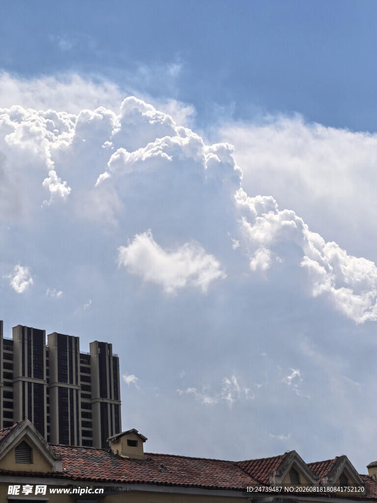 城市上空的壮丽云朵景观