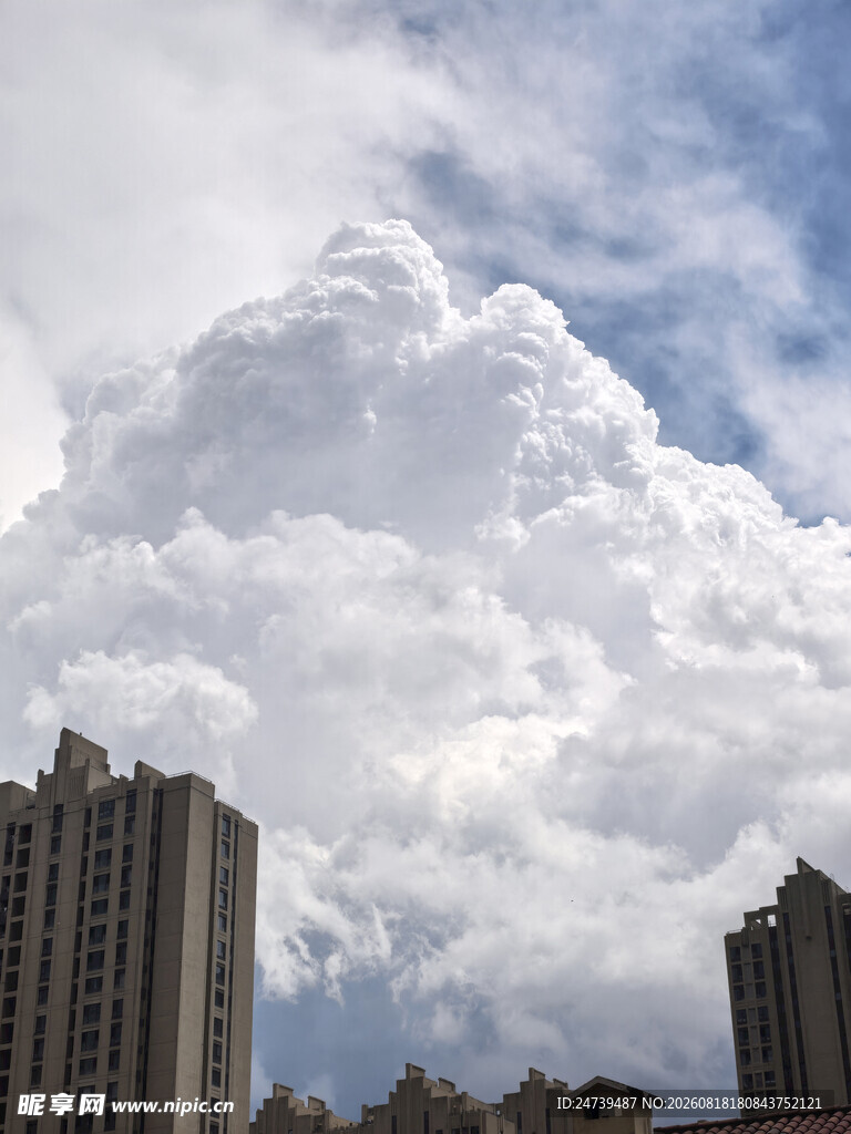 城市上空的壮观积雨云