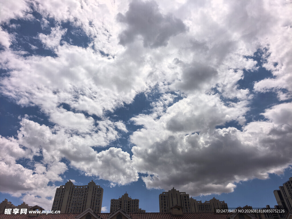 城市上空的壮丽云层景观