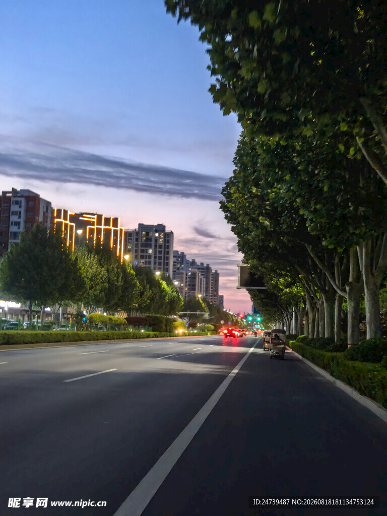 城市道路黄昏美景