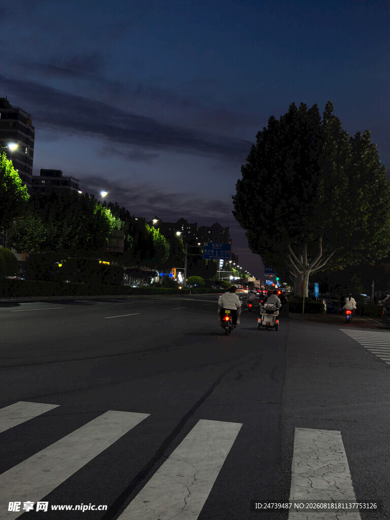 城市夜幕下的街道景象