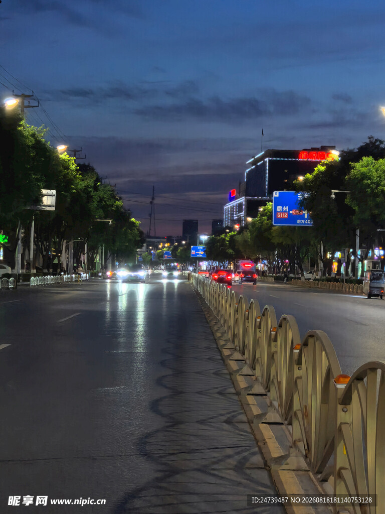 城市夜幕下的街道景象