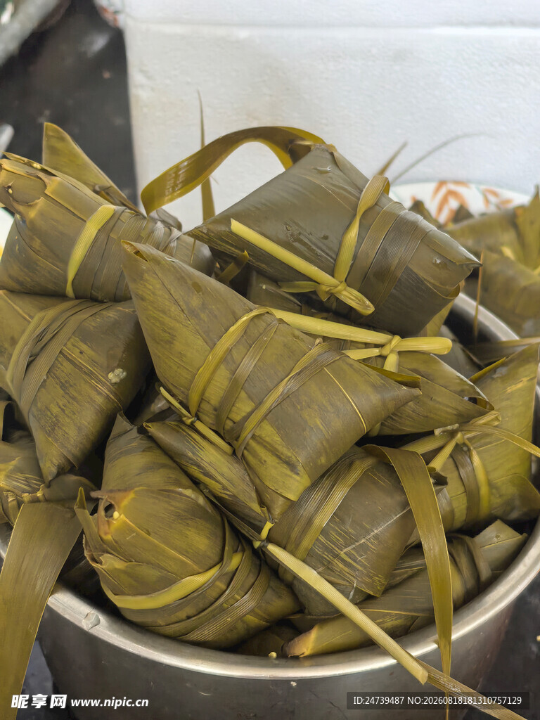 传统手工粽子满满一盆