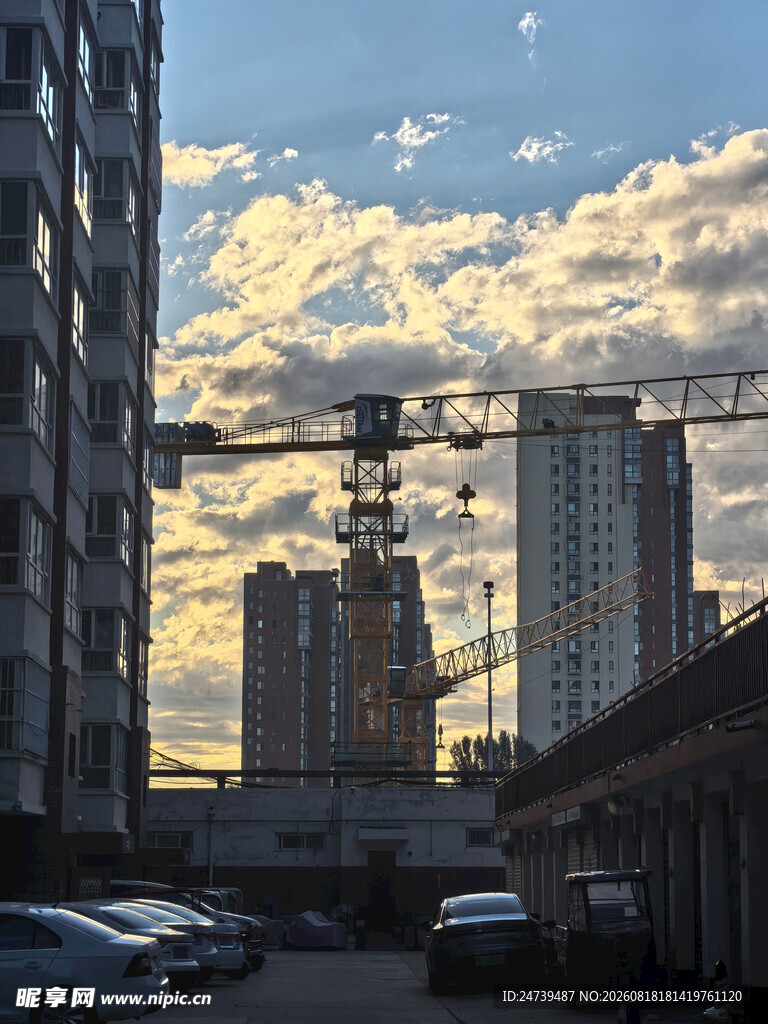 城市黄昏下的塔吊与建筑