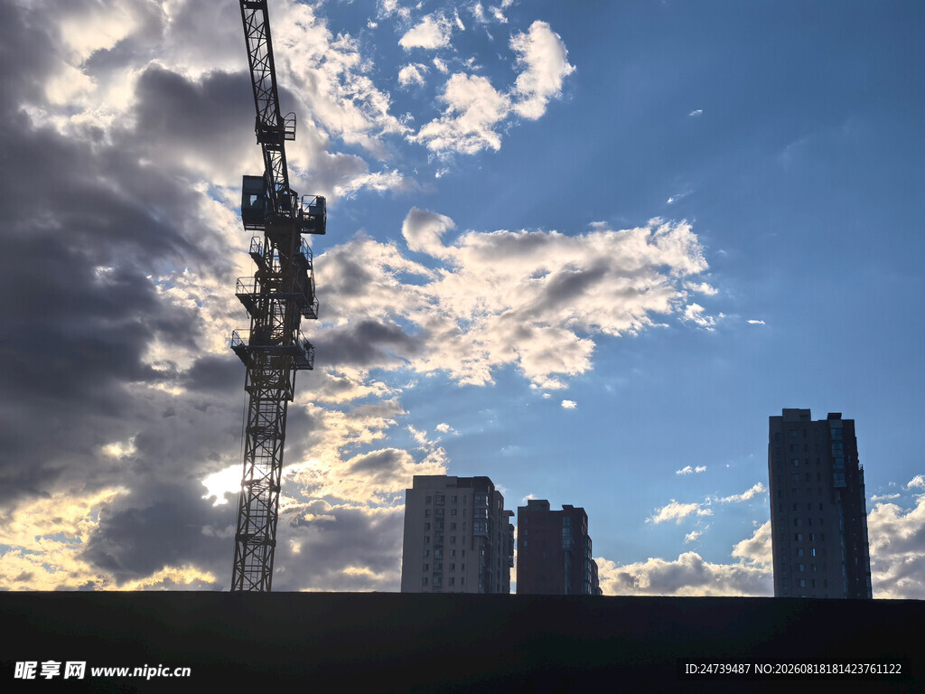 夕阳下的塔吊与城市建筑