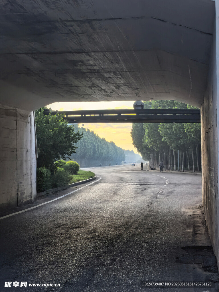 桥下道路通向远方风景