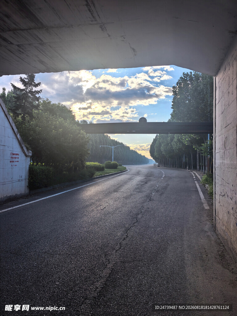 公路尽头的天光与景致
