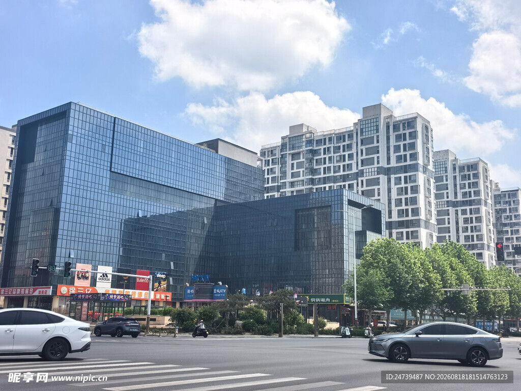 城市街道旁的现代建筑群