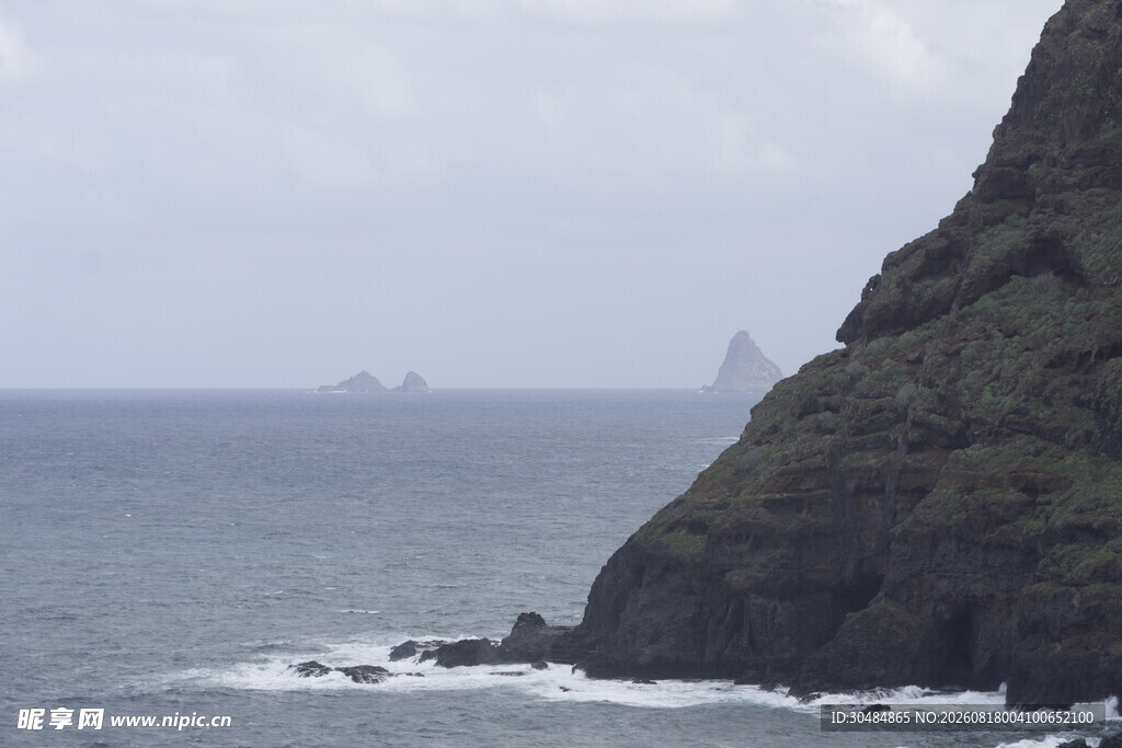 海边山崖与远处船只景观