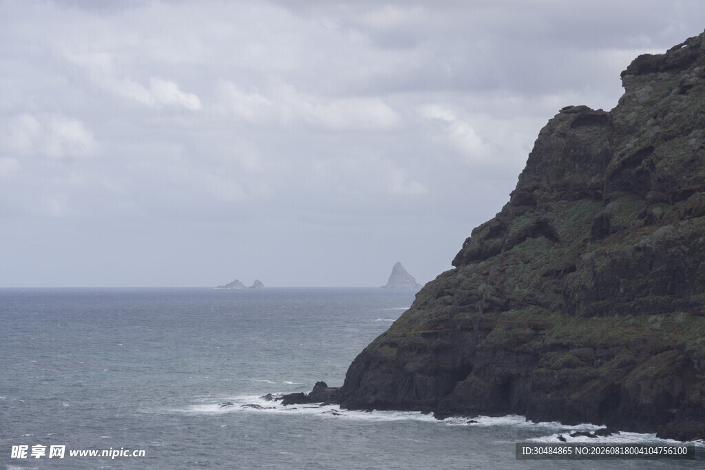 海岸边的壮阔山海景致