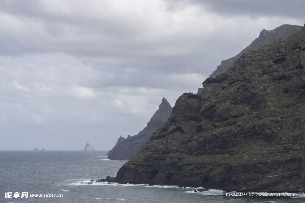 海岸边的山峦与辽阔海面