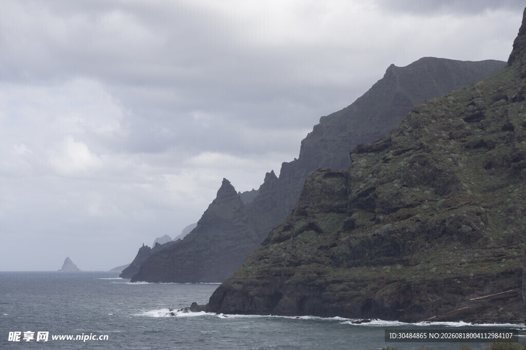 海边峻峭山峰与辽阔海洋