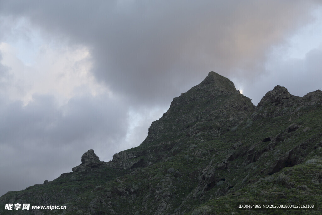 云雾缭绕的峻峭山峰