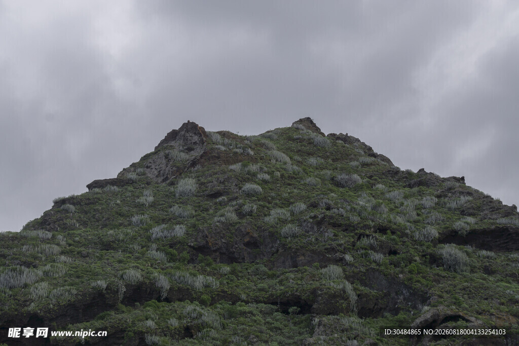 云雾缭绕的翠绿山峰