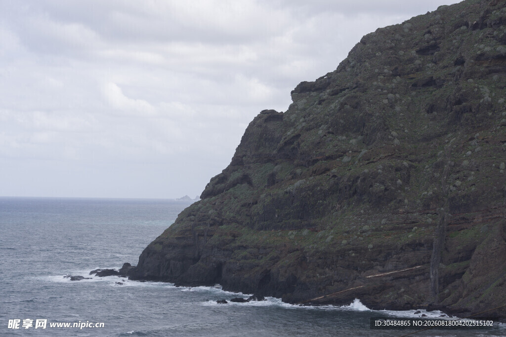 海边陡峭山崖景色