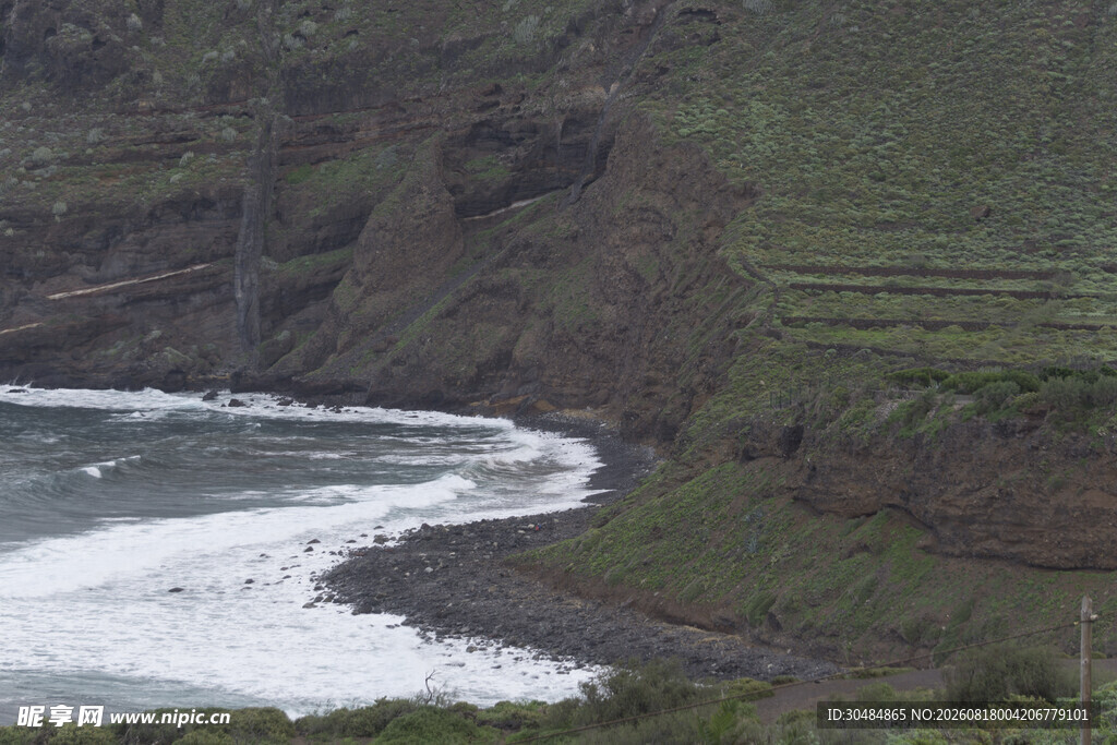 海岸边的翠绿山峦与海浪