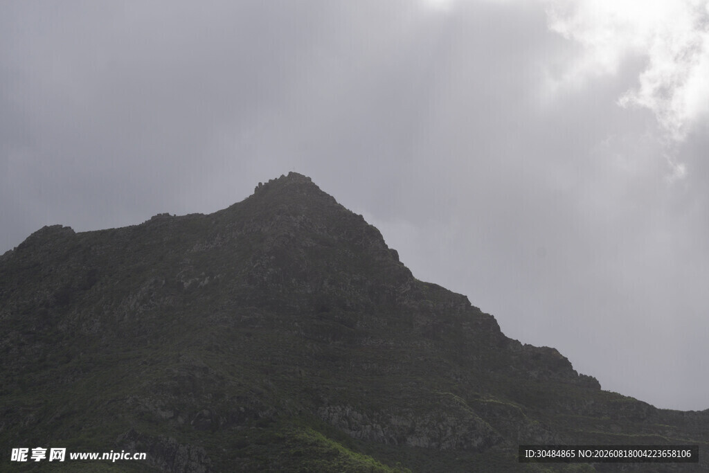 云雾缭绕的巍峨山峰