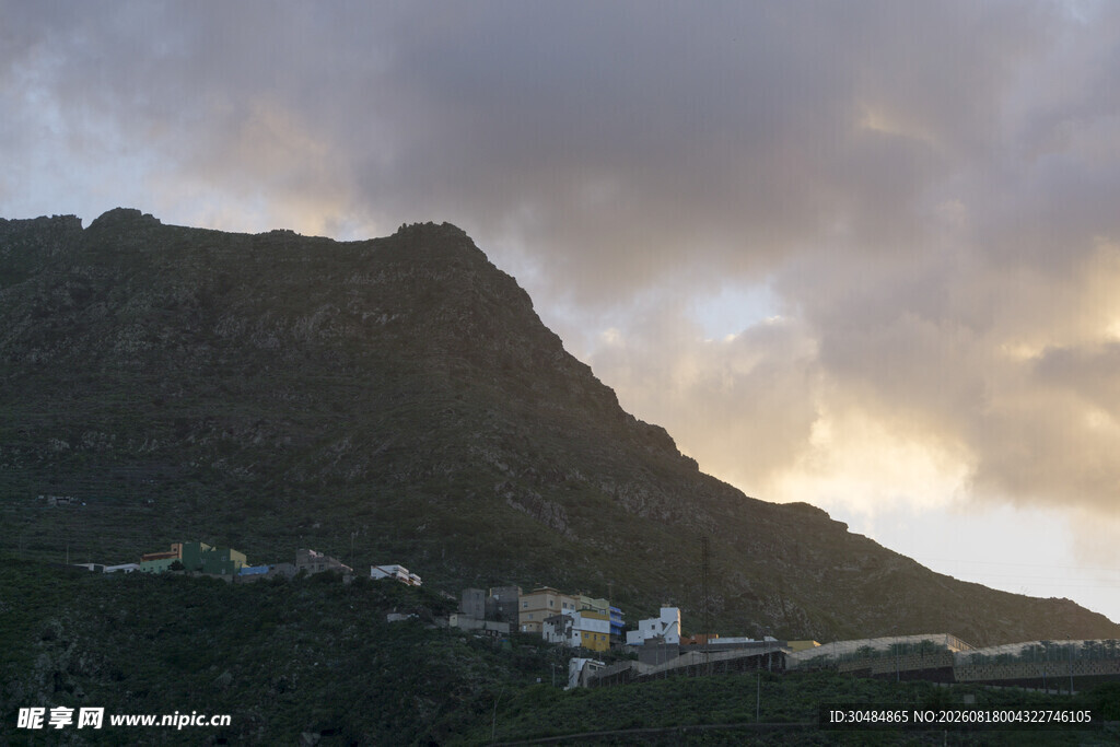 山间暮色中的村落美景
