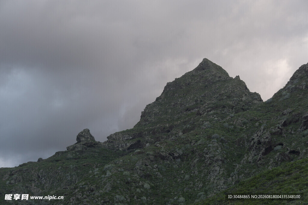 云雾缭绕的巍峨山峰