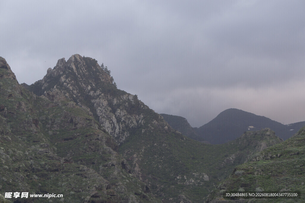 巍峨山峦云雾间