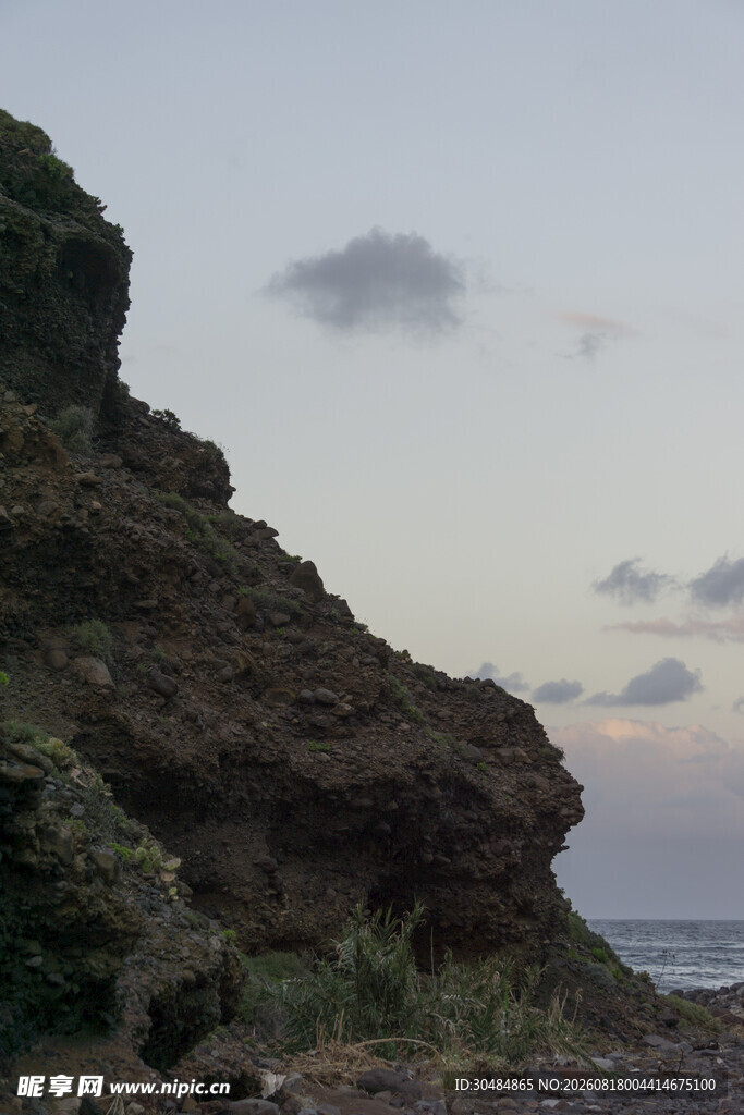 海边嶙峋岩石与天际云彩