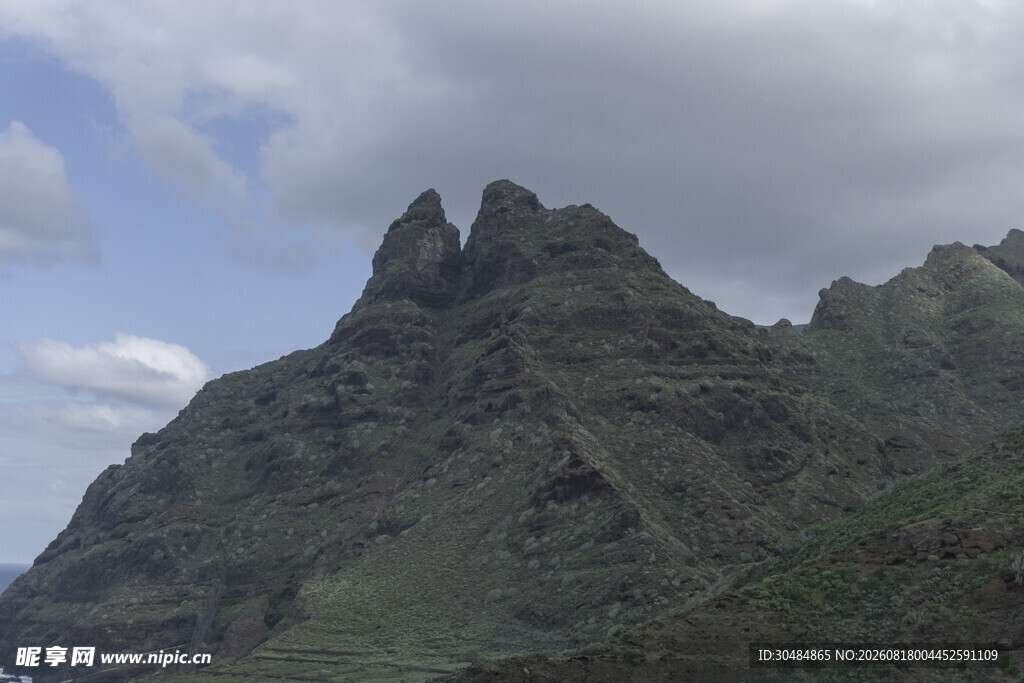 巍峨山峦