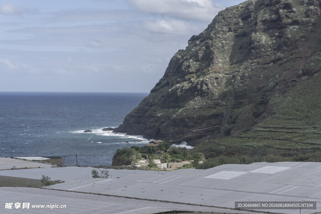 海岸边的山峦与开阔景致