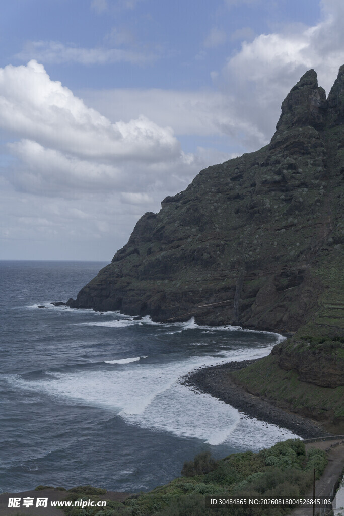 海岸边的壮丽山峦与海景