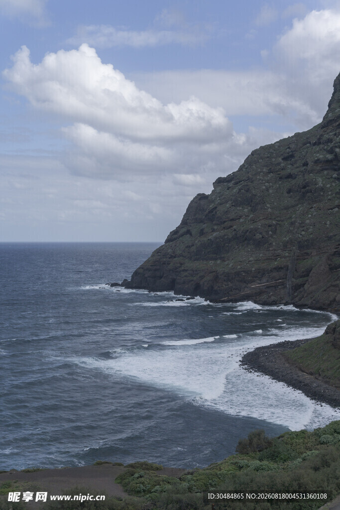 海岸边的壮阔山海景观