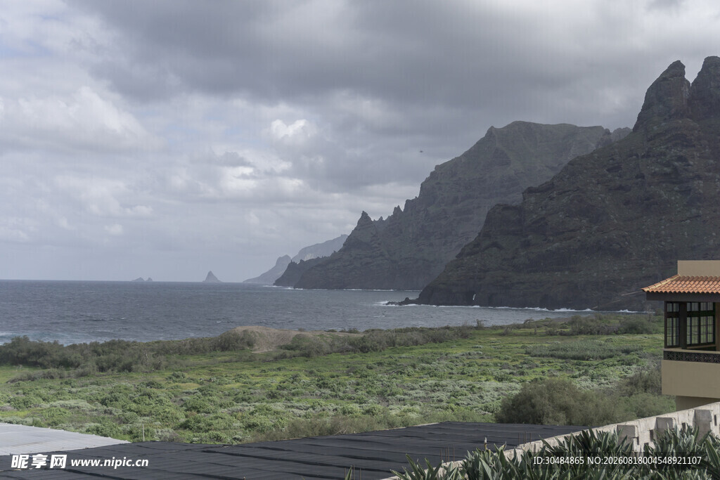 海边山峦旁的小屋风景